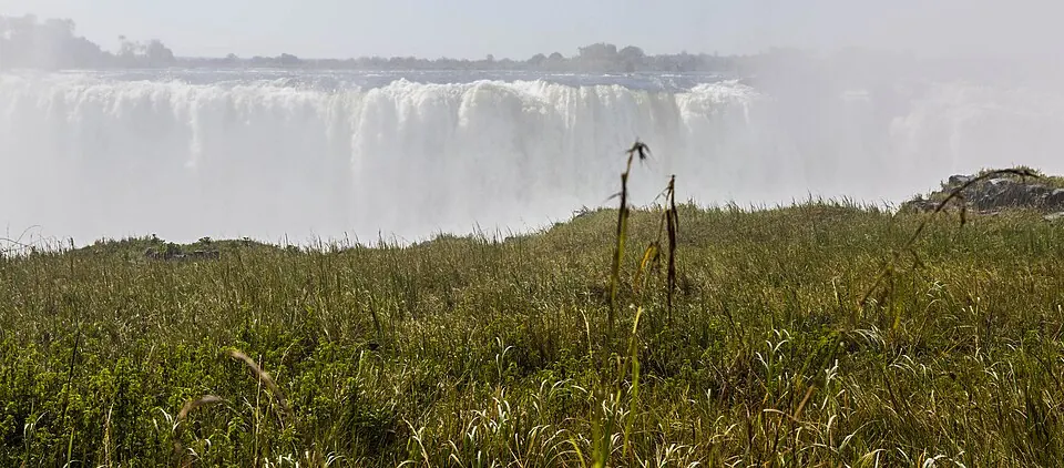 Victoria Falls, Zimbabwe (14556487453).jpg
